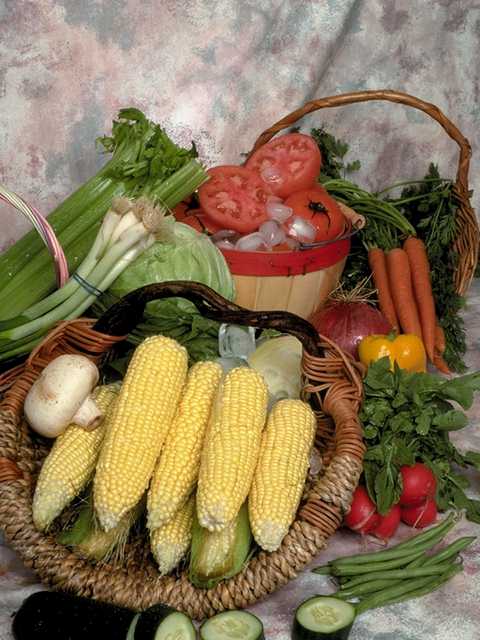 Cestas de la compra con frutas y verduras